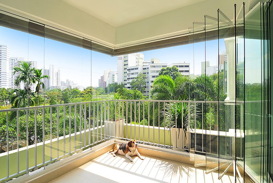 Balcón residencial con cortinas de cristal y vista panorámica