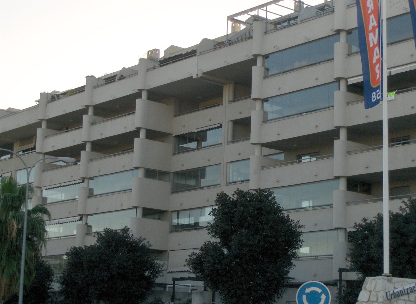 Edificio residencial con múltiples cortinas de cristal en balcones