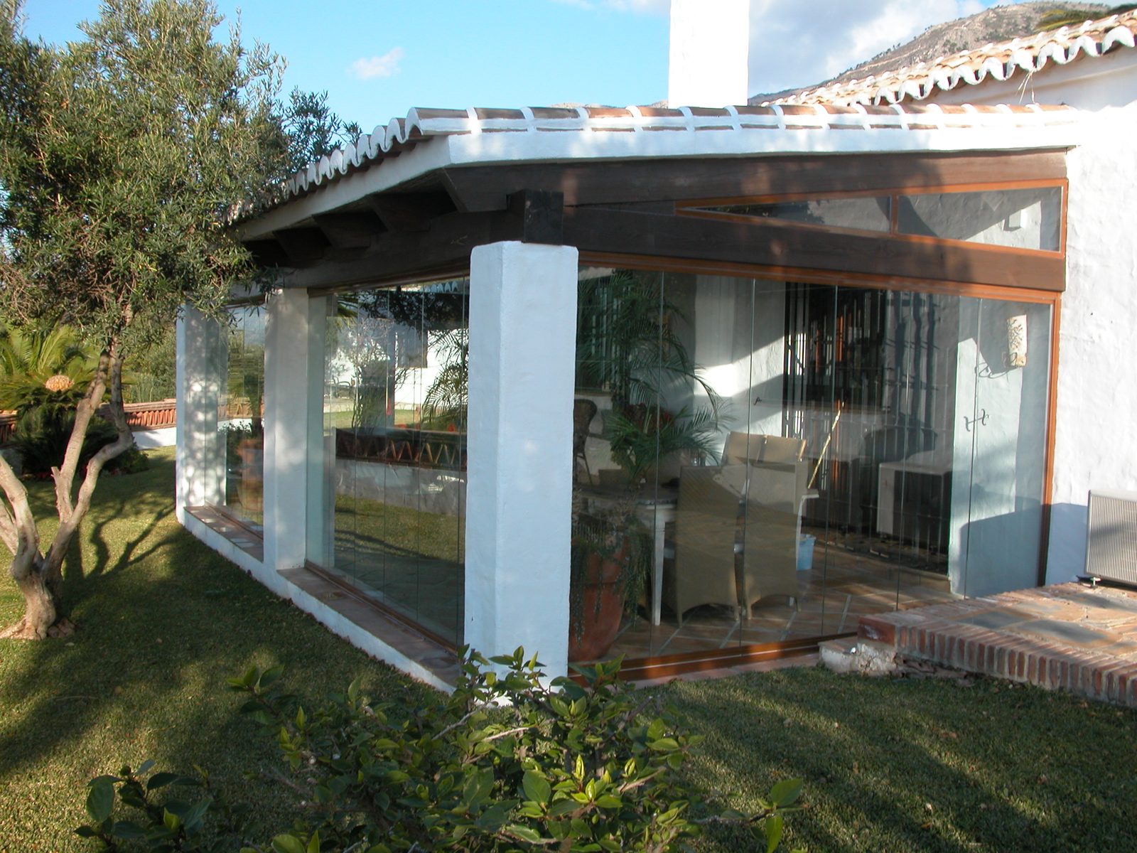 Casa con sistema Vision 2000 instalado en terraza exterior