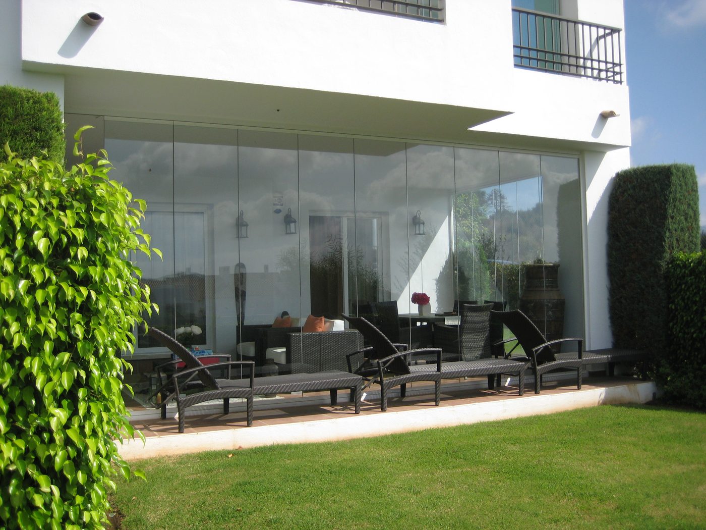 Sistema Vision 1000 Sin Marco instalado en terraza residencial